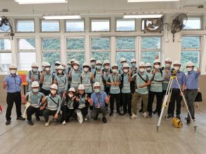 梁家燕（第一排右二）与学院的导师和同学合照。