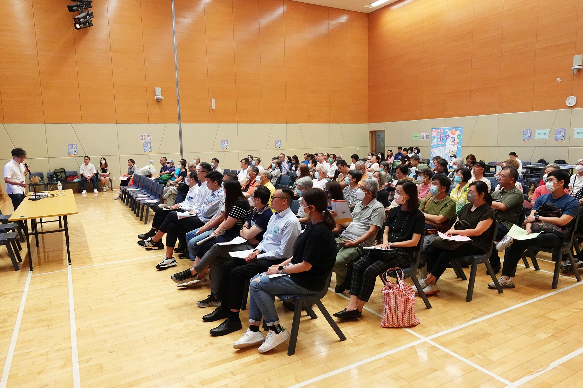 图示九龙城区举办强制验楼计划简介会情况。