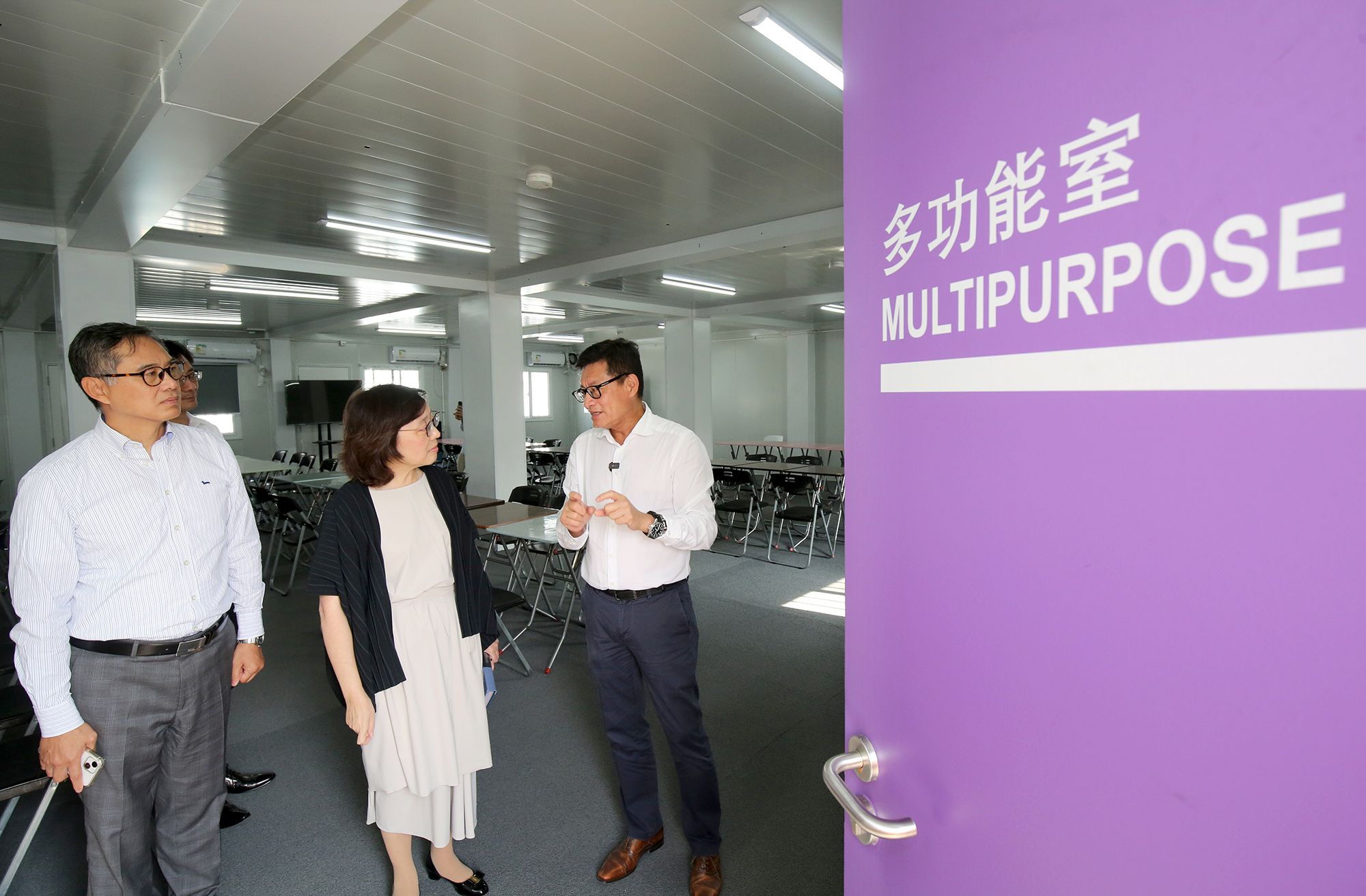 发展局局长宁汉豪和发展局常任秘书长（工务）刘俊杰早前到访元朗潭尾，参观宿舍的设施和设备。