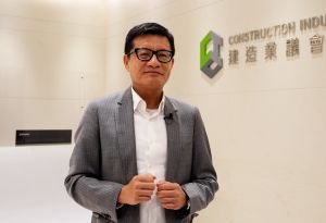 建造业议会执行总监郑定寕表示，除了为输入劳工提供居住设施，议会的管理团队、香港建造商会和雇主已成立统筹委员会，协调管理膳食交通等安排，照顾输入劳工需要，也有助避免对社区造成影响。