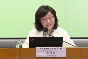 发展局局长甯汉豪日前在记者会上，介绍《施政报告》中有关发展局范畴的各项措施。