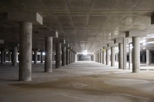 跑马地地下蓄洪计划于2017年全面启用，进一步提升跑马地和湾仔一带的防洪水平。图示跑马地地下蓄洪池的内部。