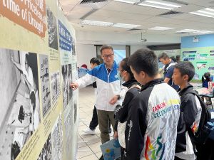 水务署于上月举行牛潭尾滤水厂开放日。水务署署长邱国鼎（左一）向参观的学生讲解东江供水的过去和现况。