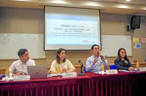 发展局副局长林智文（右二）与首席助理秘书长（规划及地政）周雪梅（左二）及助理秘书长（市区更新）王溢恒（左一）出席公众论坛，与市民交流。