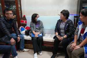 居于旺角区楼龄超过50年的楼宇的谭女士（右二）支持降低强拍申请门槛。她表示，半年前曾有发展商接洽收购大厦，惟当时只有六成八业主同意。