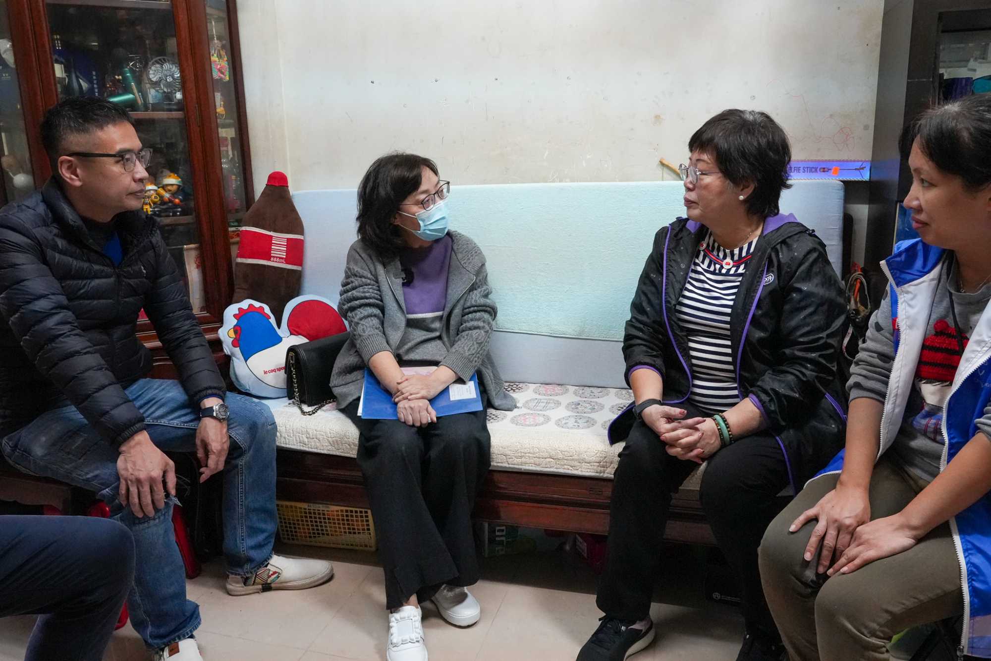 居于旺角区楼龄超过50年的楼宇的谭女士（右二）支持降低强拍申请门槛。她表示，半年前曾有发展商接洽收购大厦，惟当时只有六成八业主同意。