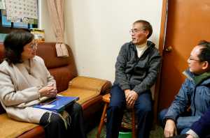 旧楼业主陈先生（中）担心若面临收购，既无从得知合理的赔偿金额，也没有能力面对诉讼，盼望政府支援。