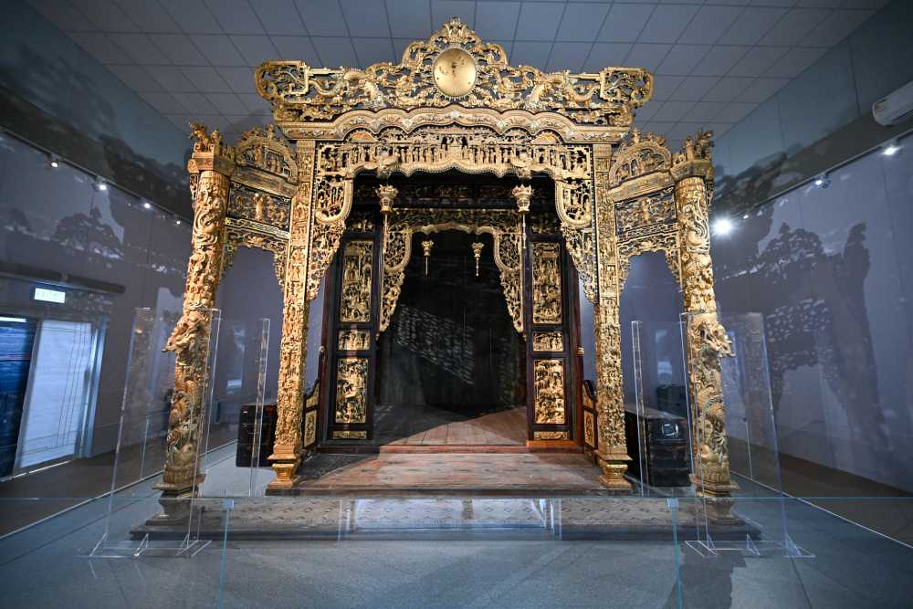 国家一级文物「番禺神楼」雕工精细，金碧𪸩煌，首次亮相香港，于九龙公园香港文物探知馆庭园展厅展出。