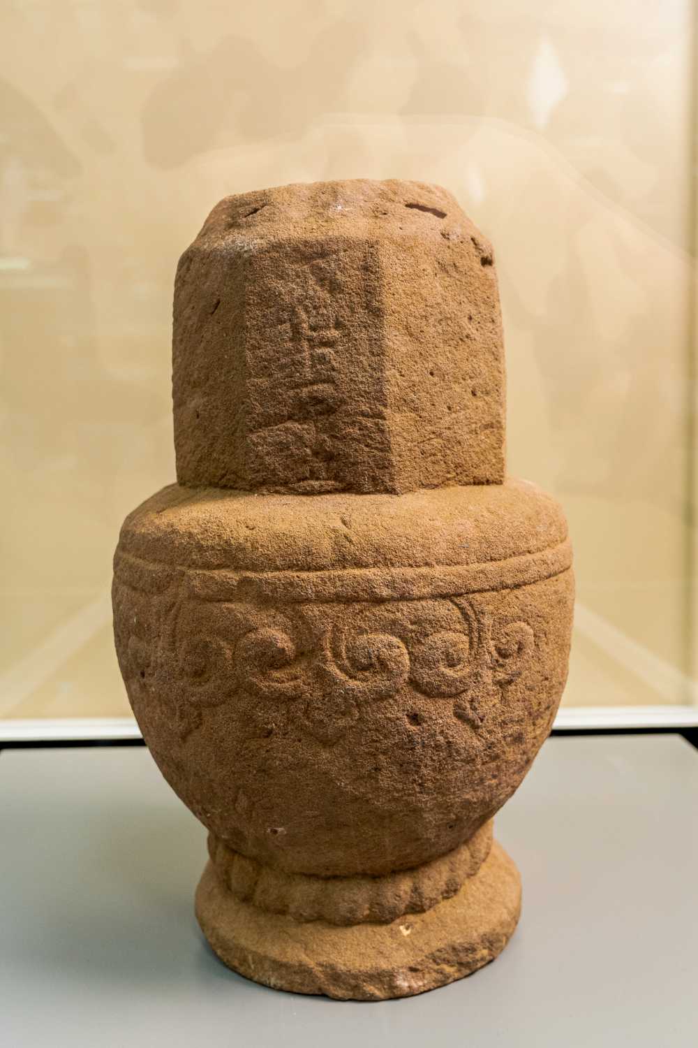 1998年在香港元朗厦村东头村出土的红砂岩雕花柱础，刻有「成化十一年立」（1475年）铭文，估计为当地邓族礼制建筑的遗存。香港考古出土有纪年的建筑构件，甚为罕见。