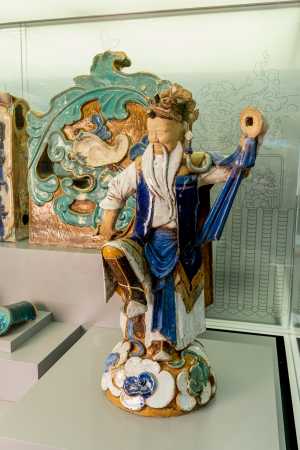 香港虎豹别墅的日月神像，原置于万金油花园的假山上，是典型岭南传统建筑屋脊的陶塑。日神为蓄长白须的男性，手持有「日」字圆镜（已失）；月神则是身披云肩的女性，右手持镜写有「月」字。