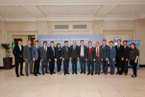 发展局代表今年初联同工程相关学会和商会于英国举办招聘活动。土木工程拓展署署长方学诚（左八）、发展局首席助理秘书长（工务）梁瀚云（左七）。