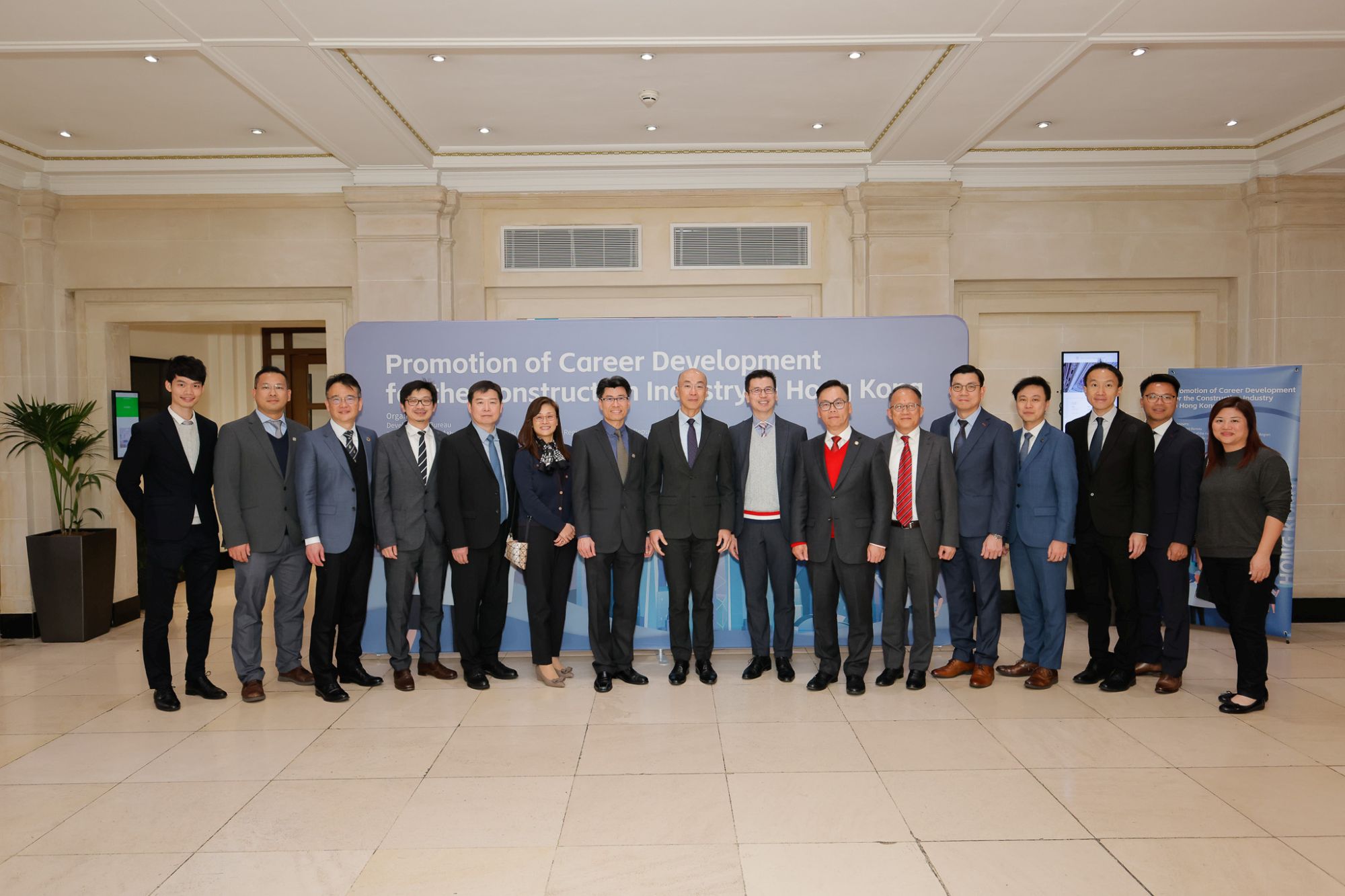 发展局代表今年初联同工程相关学会和商会于英国举办招聘活动。土木工程拓展署署长方学诚（左八）、发展局首席助理秘书长（工务）梁瀚云（左七）。