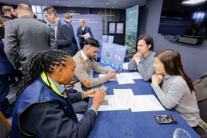 发展局与建造业界在英国三个地区举办招聘活动，共有10所大学参与。