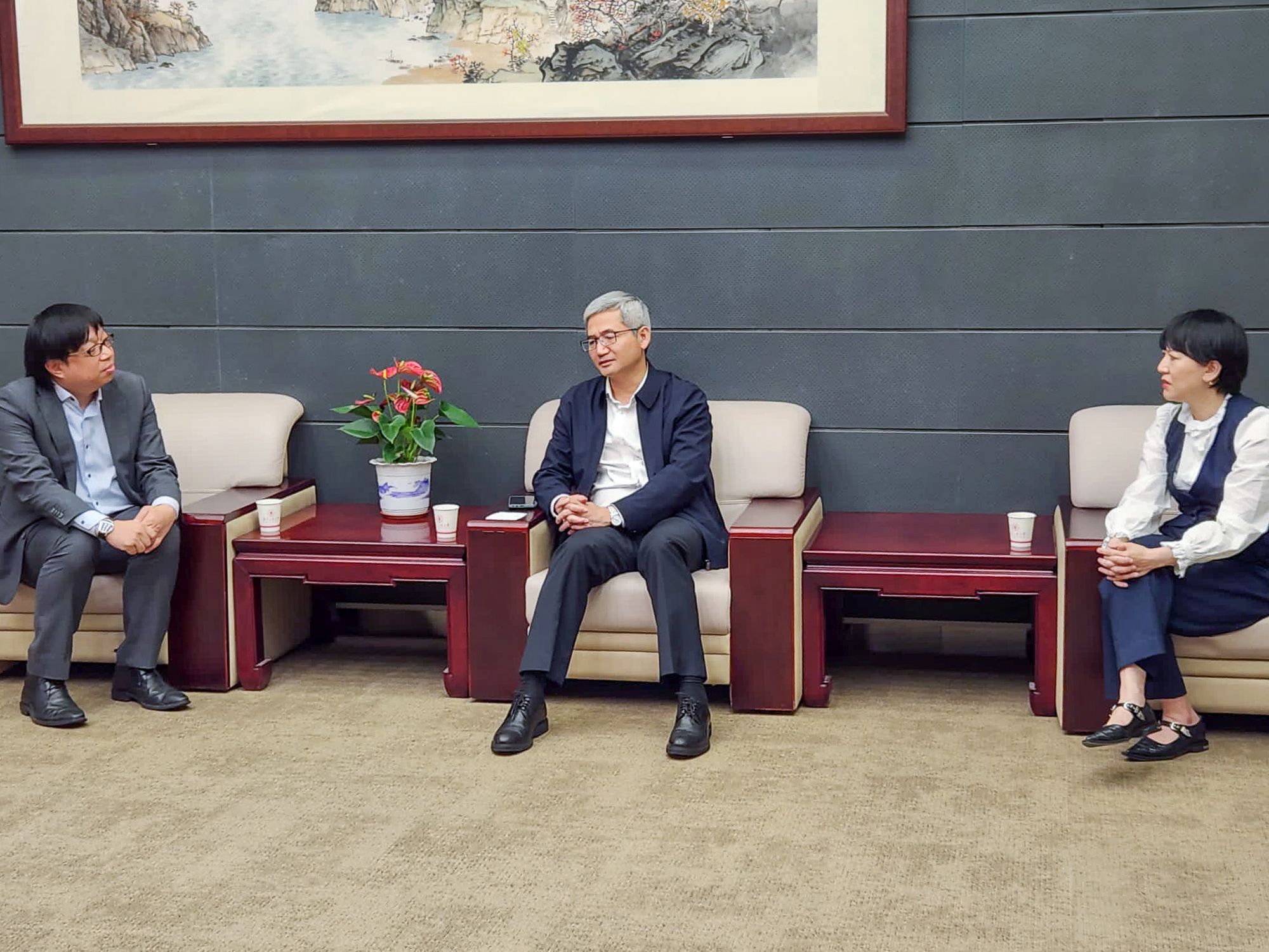 发展局副秘书长（工务）何英杰（左）、首席助理秘书长（工务）黄何咏诗（右）与广东工业大学党委副书记陈卓武（中）就招聘建造业人才座谈交流。