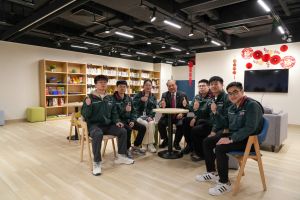 其士国际集团主席兼董事总经理郭海生（中）、其士国际集团助理工程师柯玲祝（左三）与集团其他在内地聘请的生力军合照。