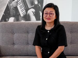 奥雅纳东亚区人力资源董事庞燕妮很高兴政府于去年放宽人才入境门槛，拆墙松绑，扩大「人才清单」涵盖的专业，令「发展及建造」行业领域受惠。