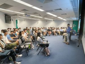 发展局一直重视培育本地专业人才，并与业界致力加强培训及招募工作，包括在本地大学举办招聘活动。图左为香港科技大学，图右为香港大学。