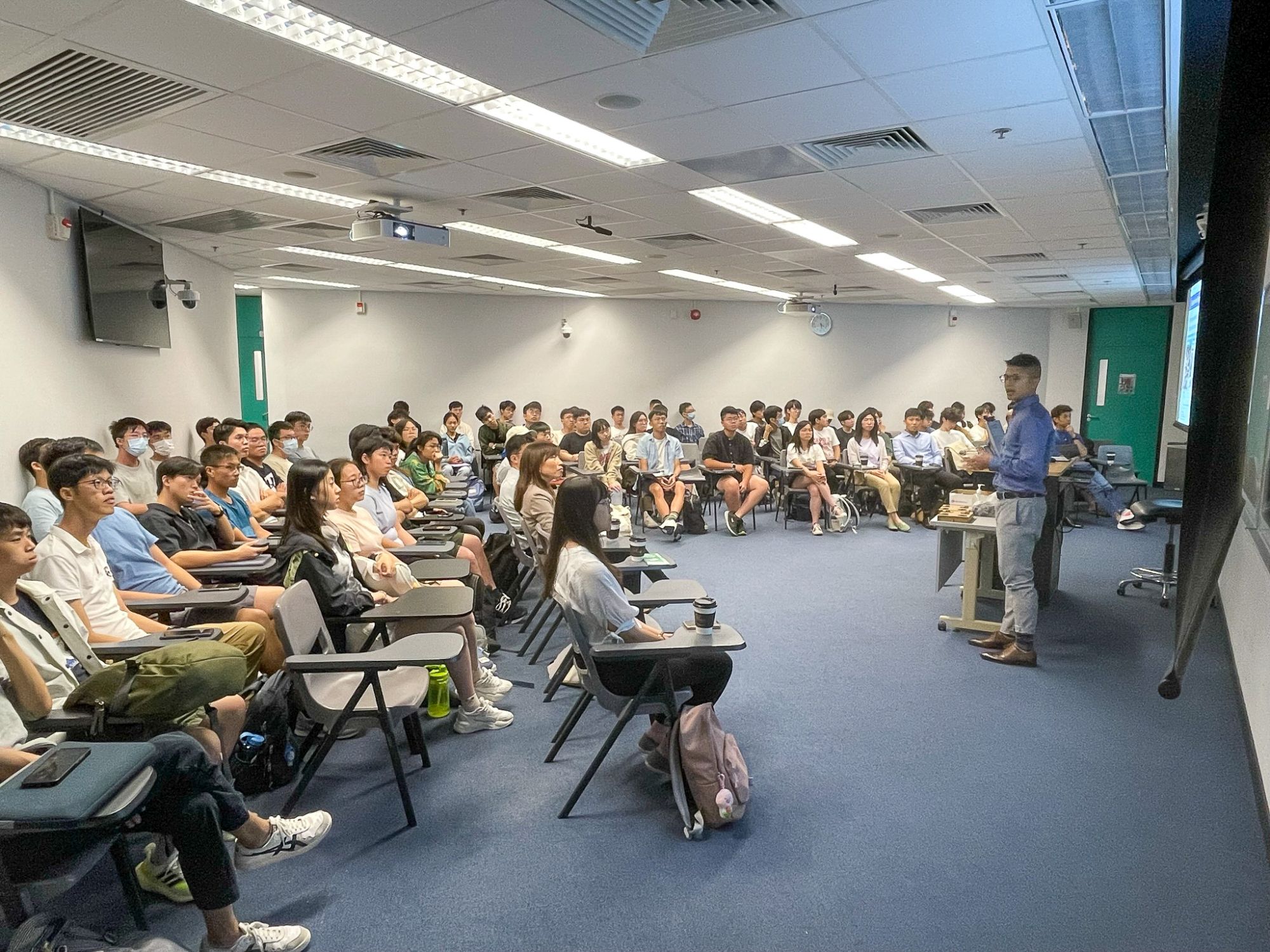 发展局一直重视培育本地专业人才，并与业界致力加强培训及招募工作，包括在本地大学举办招聘活动。图左为香港科技大学，图右为香港大学。