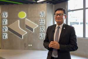 建造业议会执行总监郑定寕介绍，议会现时有两项合作培训计划，包括和承建商合作的「先聘请、后培训」在职培训课程，以及和工会等培训机构合作的「技术提升课程」。