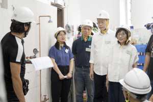 甯汉豪（右一）去年在立法会议员周小松（右二）陪同下，到访位于土瓜湾的英才职业培训中心，了解培训情况并与学员交流。