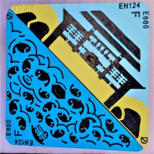 鲤鱼门的两款特色渠盖以山、水、鲤鱼、渔船、怀旧小轮、牌坊及灯塔元素为设计主题。