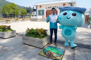 渠务署工程师（新界北）陈裕坤（左）与渠务署KOL「下水水」（右）介绍分布在林村乡公所路及林村许愿广场附近的特色渠盖。