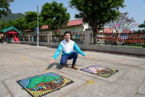 渠盖以林村许愿树为设计主题，呈现出一棵壮丽的大榕树，树上挂满了象征祝福的宝牒。