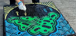 渠务署为特色渠盖上色。下图为署方早前举办活动邀请小朋友一同为彩色渠盖上色。