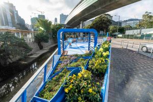 渠务署改善位于黄竹坑涌尾明渠上游部分围封的维修通道，并开放予市民使用。开放空间以河水流入海洋为设计主题，并设有凉亭。