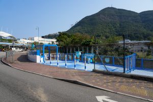 渠务署改善位于黄竹坑涌尾明渠上游部分围封的维修通道，并开放予市民使用。开放空间以河水流入海洋为设计主题，并设有凉亭。