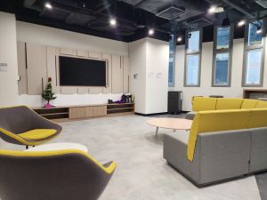 香港大学黄竹坑学生宿舍以「组装合成」建筑法兴建，由两座17层的学生宿舍组成。