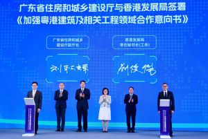 发展局与广东省住房和城乡建设厅（住建厅）于今年三月二十六日签署《加强粤港建筑及相关工程领域合作意向书》。图示发展局局长甯汉豪（右三）、住房和城乡建设部建筑市场监管司司长曾宪新（左三）、广东省住建厅厅长张勇（左二）、中央人民政府驻香港特别行政区联络办公室教育科技部副部长叶水球（右二）、发展局常任秘书长（工务）刘俊杰（右一）和广东省住建厅副厅长刘耿辉（左一）在签署仪式后合照。