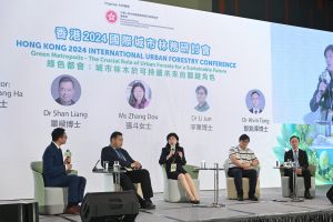 讲者在「粤港澳大湾区城市林木的协同发展」讨论环节解答与会者提问。