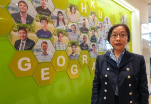 香港大学地理系教授陈艳认为，香港近年迅速发展城市林务，有助改善环境。