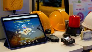 智能安全装置包括智能安全帽，连系网络后系统能追踪及确定工人在户外及室内的位置。其他智能安全装置包括人工智能（AI）镜头、流动机械警报系统、塔式起重机警报系统等。