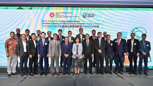 发展局局长甯汉豪（第一排中）与其他嘉宾和参加者在活动合照。