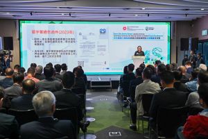 屋宇署地盘监察组总主任陈婉明向参加者介绍一项强制性的措施。