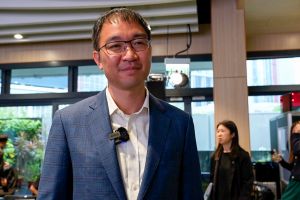 建造业议会安全智慧工地系统标准化专责小组主席彭一邦博士表示，实行了4S后，管理人员无时无刻都可于控制中心，监察工地情况，及早改善问题。