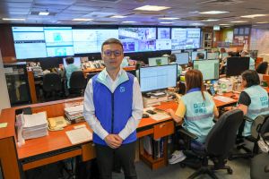 渠务署总工程师（香港及离岛渠务部）陈克强表示，在极端天气情况下，紧急应变队伍会增加至约160 队，全力处理水浸个案。