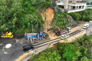 土力工程处设有全年无休的紧急服务，以便万一发生山泥倾泻时，为各政府部门就所需的应变行动提供岩土工程方面的意见。