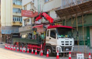在台风过后，屋宇署会随即主动巡查各区主要街道路段，以辨识有没有松脱招牌、棚架、窗户等。