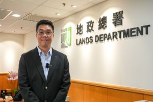 地政总署助理经理（清拆组）梁耀汉表示，社区联络服务队会促进地区人士与政府部门之间的沟通，服务队会为有需要人士提供辅导，协助他们解决相关问题。