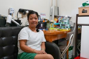 前元朗朗边住户陈女士非常高兴能在清拆前获编排到心仪的公屋单位居住，认为居住环境大有改善。