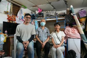 竹园区神召会督导主任（社区服务）麦锋慈（左）和竹园区神召会社区服务长（市区队）李虹影探望竹园联合村寮屋区住户陈先生。