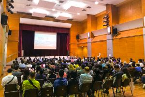 地政总署早前就筲箕湾阿公岩村寮屋区的受影响人士举行了居民大会，介绍公营房屋发展计划、促进互动交流。