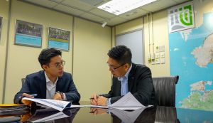 地政总署产业测量师（土地征用组）刘俊希（左）和地政总署助理经理（清拆组）梁耀汉（右）就受影响个案讨论处理方案及相关支援。