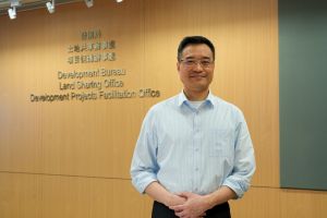 发展局项目促进办事处总监周文康说，发展局会以「金钱补偿与协调服务并行」的政策方向协助受影响的业务经营者。