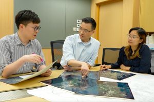 除了安排地政总署尽早主动接触受影响的经营者提供协助及金钱补偿外，政府亦会物色合适的政府土地专门让受影响的棕地作业者参与短期租约投标。