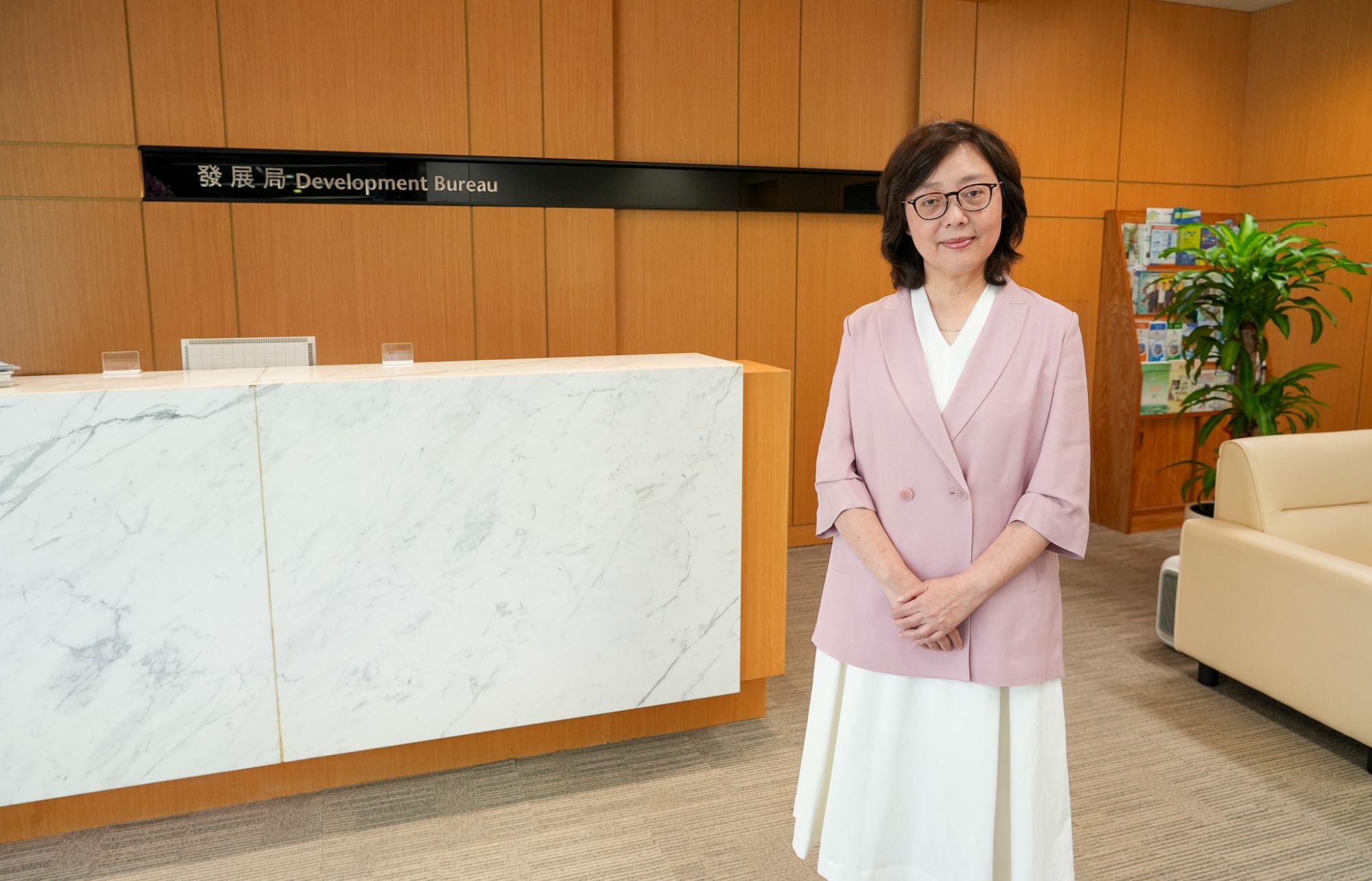 发展局局长宁汉豪表示，新制订的《政府租契续期条例》简化地契续期安排，体现了「一国两制」实践行稳致远，为香港长期繁荣稳定提供坚实保障。 