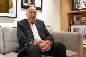 兰桂坊集团主席盛智文欢迎当局制订这重要法例，认为《条例》减少原有续期的繁复程序，有助吸引新投资者。